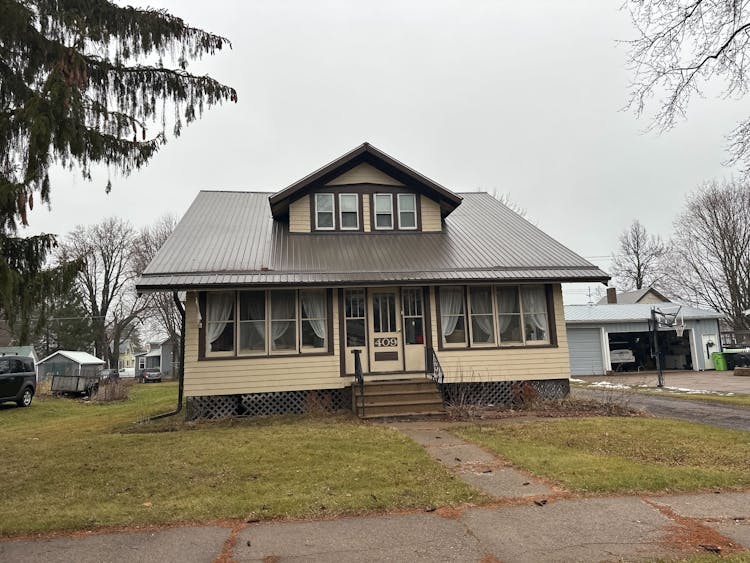 409 W 4th St Neillsville, WI 54456, Clark County