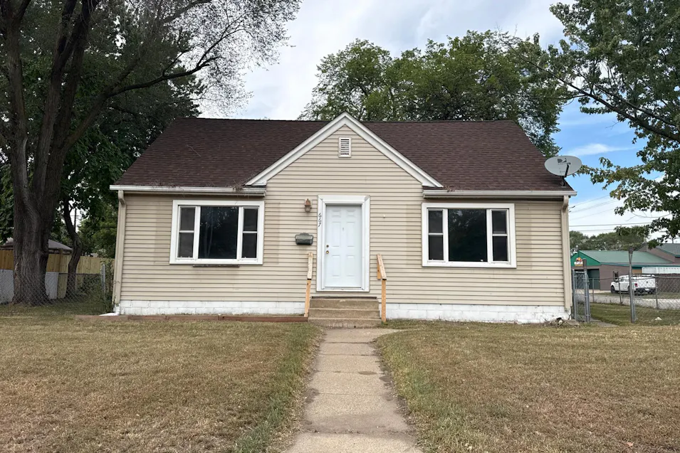 667 E Saint Germain St Saint Cloud, MN 56304, Benton County