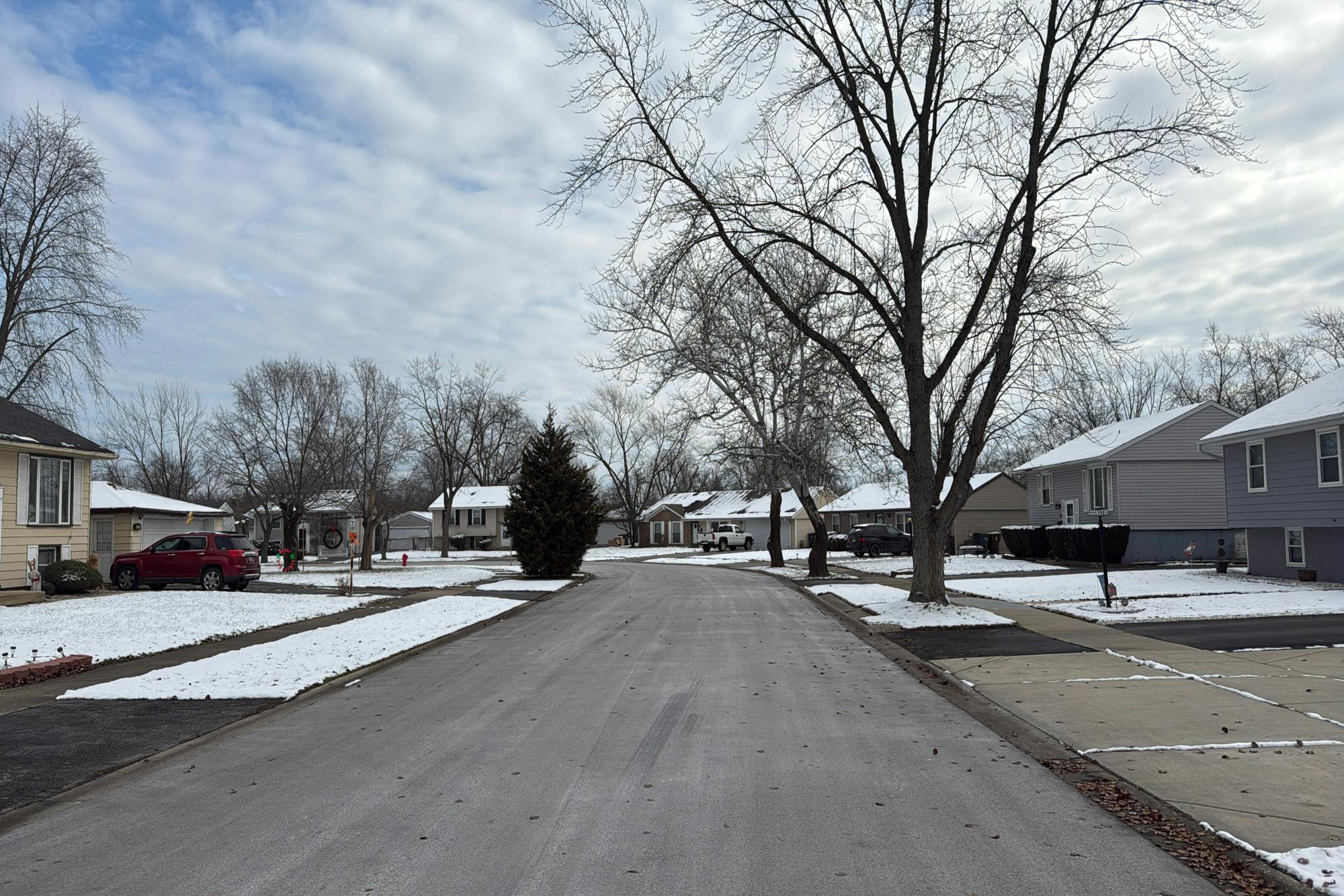 Birch Dr, Glenwood, IL 60425