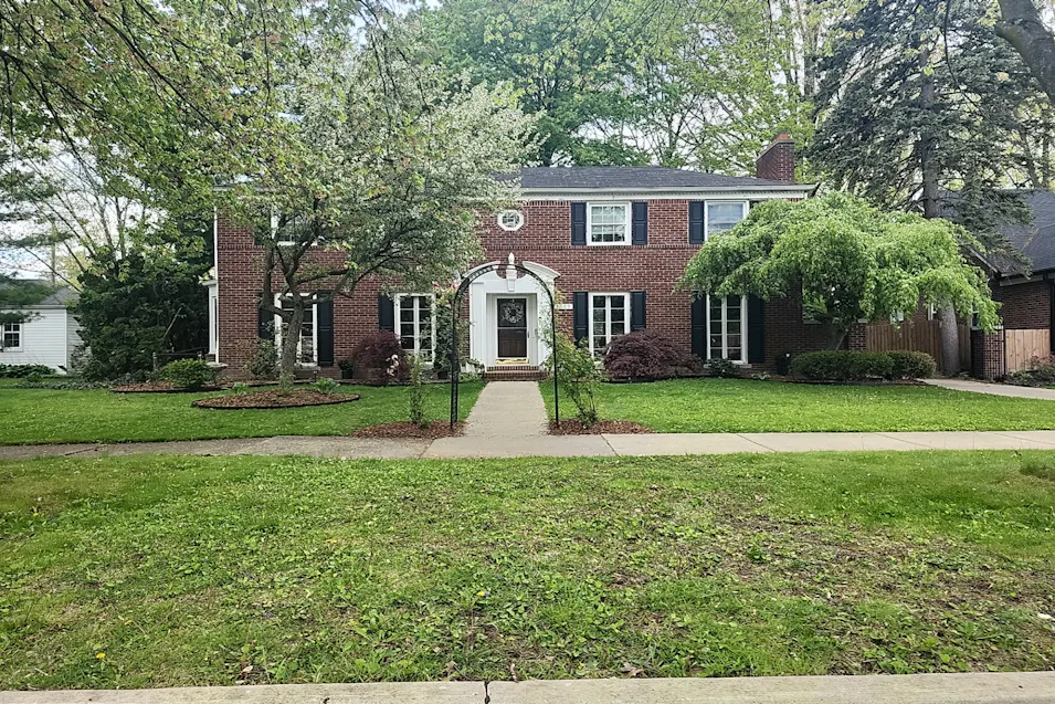 1889 Stanhope St Grosse Pointe Woods, MI 48236-1905, Wayne County