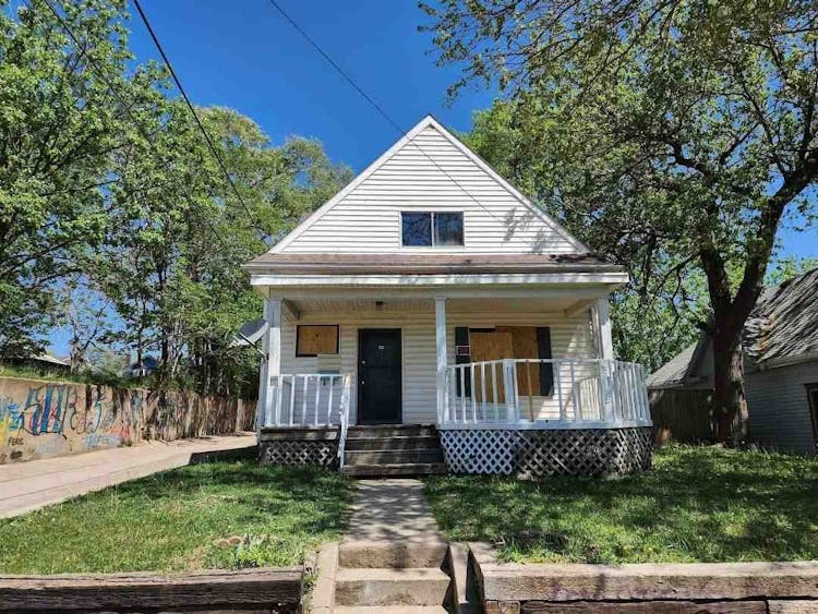 831 18th St Sioux City, IA 51105, Woodbury County