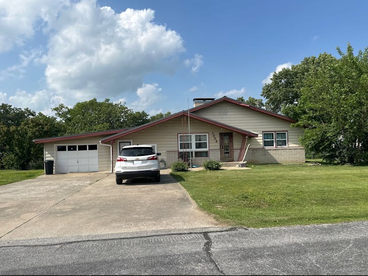 1004 Sycamore Dr Warsaw, MO 65355, Benton County