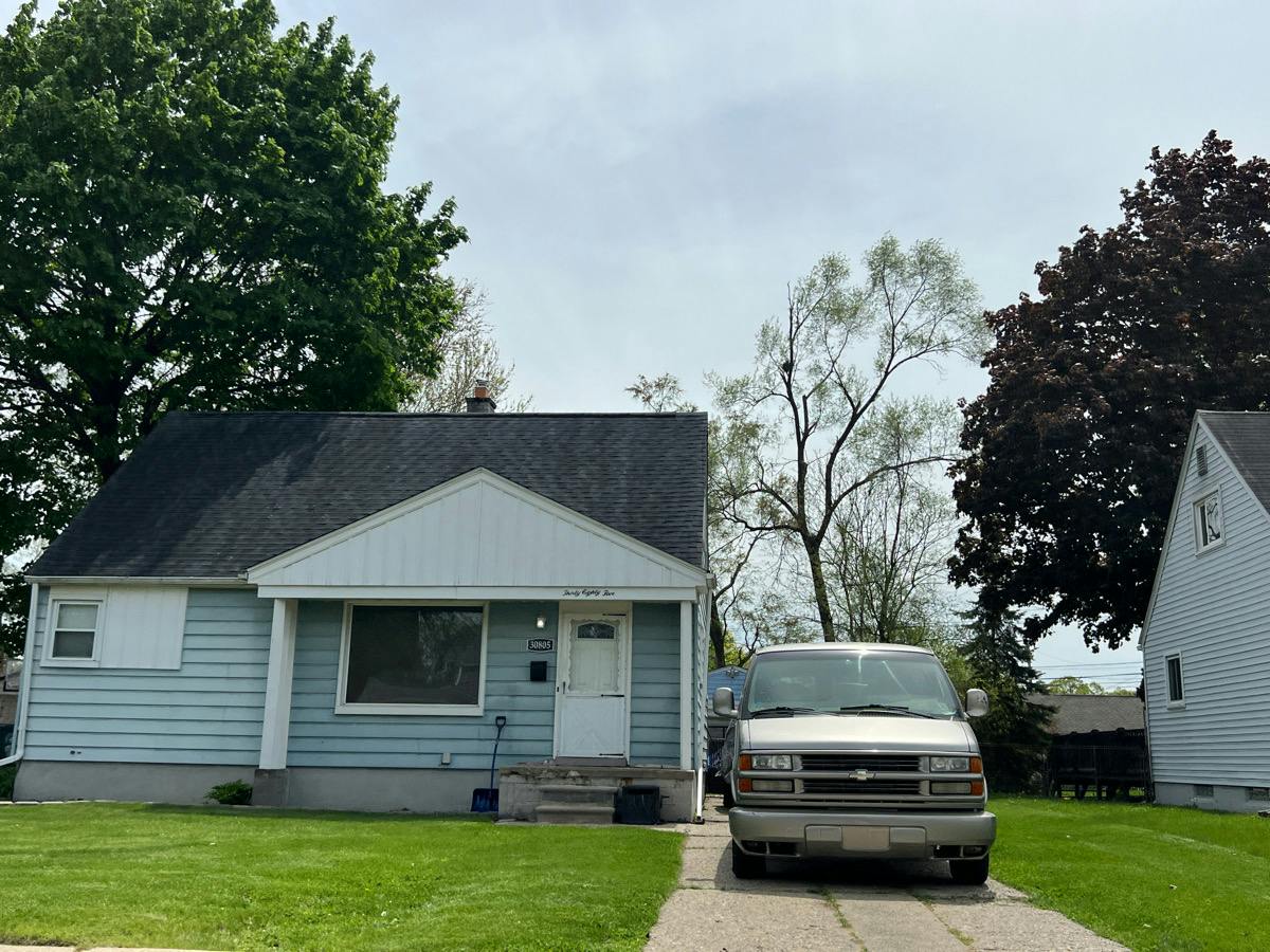 Barton St, Garden City, MI 48135