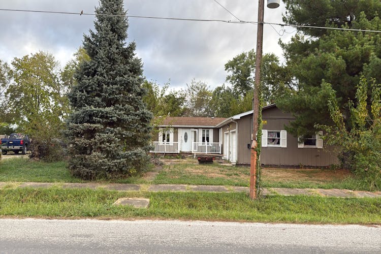 805 W Helen Ave Christopher, IL 62822, Franklin County