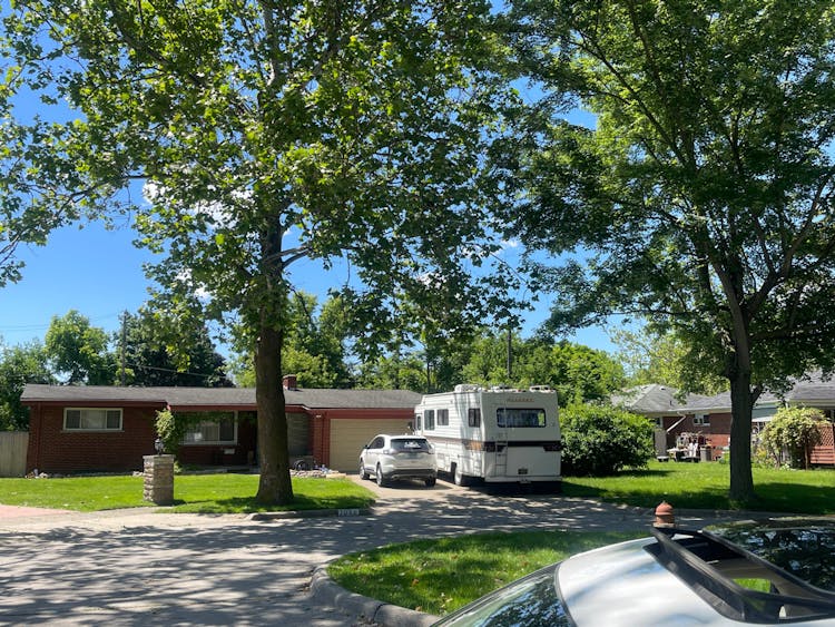 7020 Amboy St Dearborn Heights, MI 48127, Wayne County