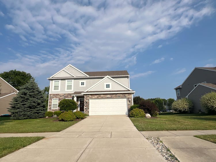 662 Autumn Valley Dr Ortonville, MI 48462-8313, Oakland County