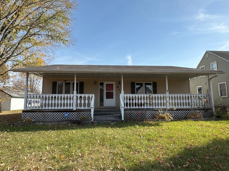 316 S Main St Marion, WI 54950, Waupaca County