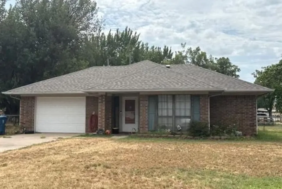 301 SE 1st St Tuttle, OK 73089, Grady County