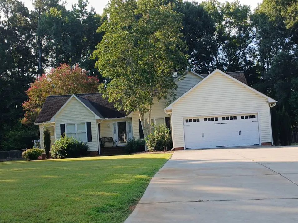 205 Heathwood Dr Greenwood, SC 29649, Abbeville County