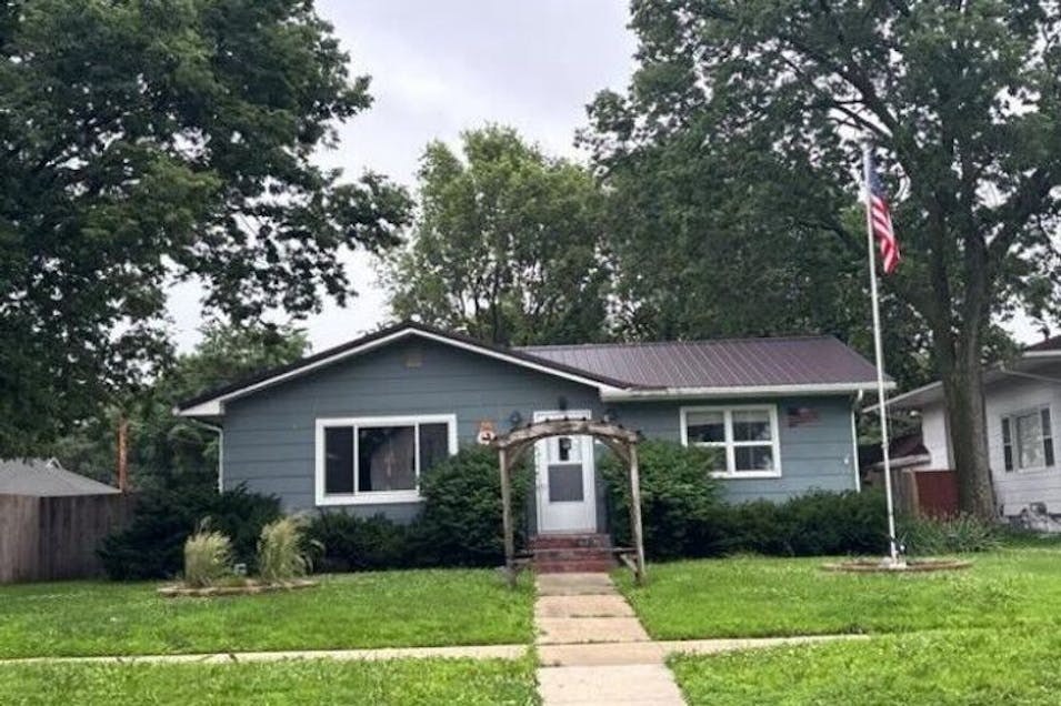 607 N Jackson St Charles City, IA 50616, Floyd County