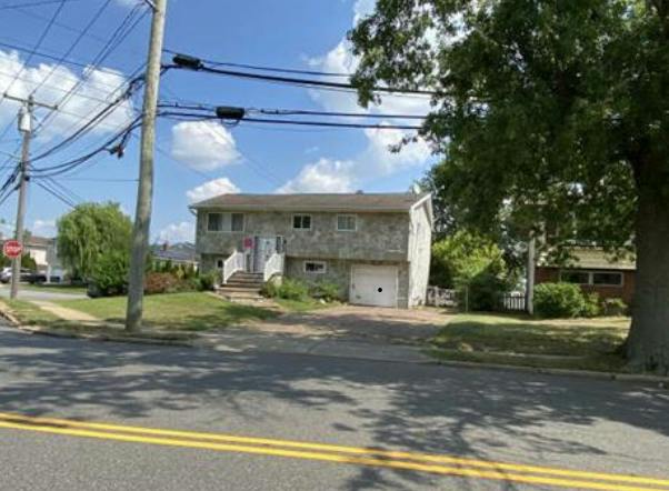 Seamans Neck Rd, Seaford, NY 11783