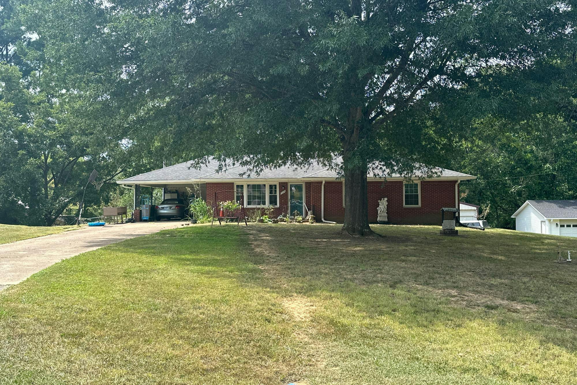 Peachtree St, Paris, TN 38242