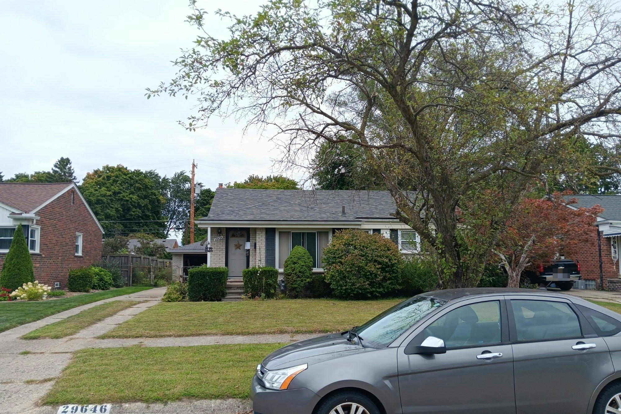 Robert Dr, Livonia, MI 48150