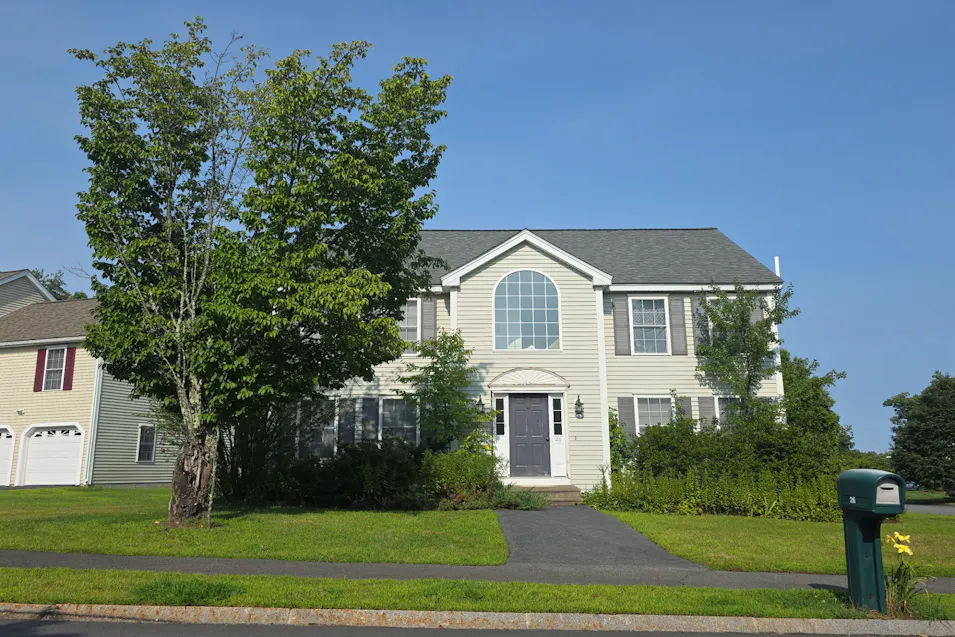 26 Hollyhock Ave Nashua, NH 03062, Hillsborough County