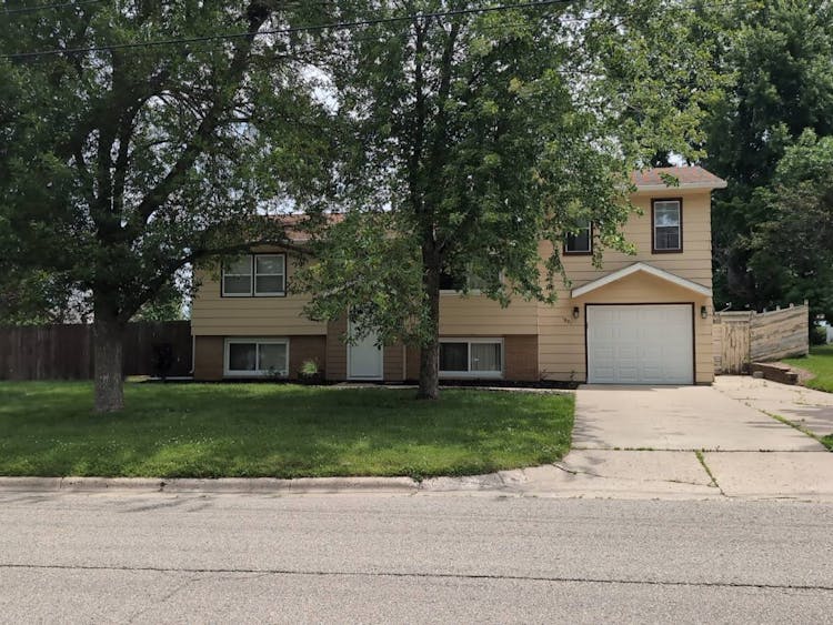 1801 Linn Drive Owatonna, MN 55060, Steele County