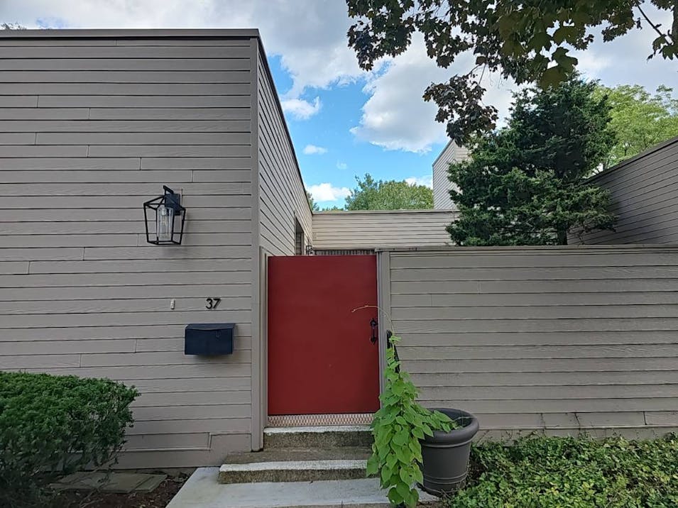 37 Charlton Hill Rd Hamden, CT 06518, New Haven County