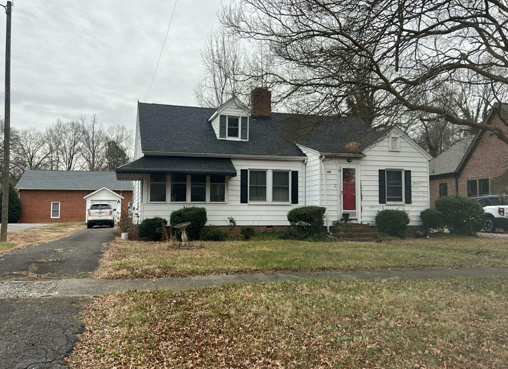 305 E 1ST St  
