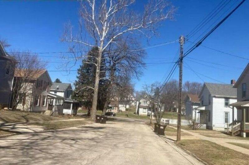 Grove Ave, Freeport, IL 61032