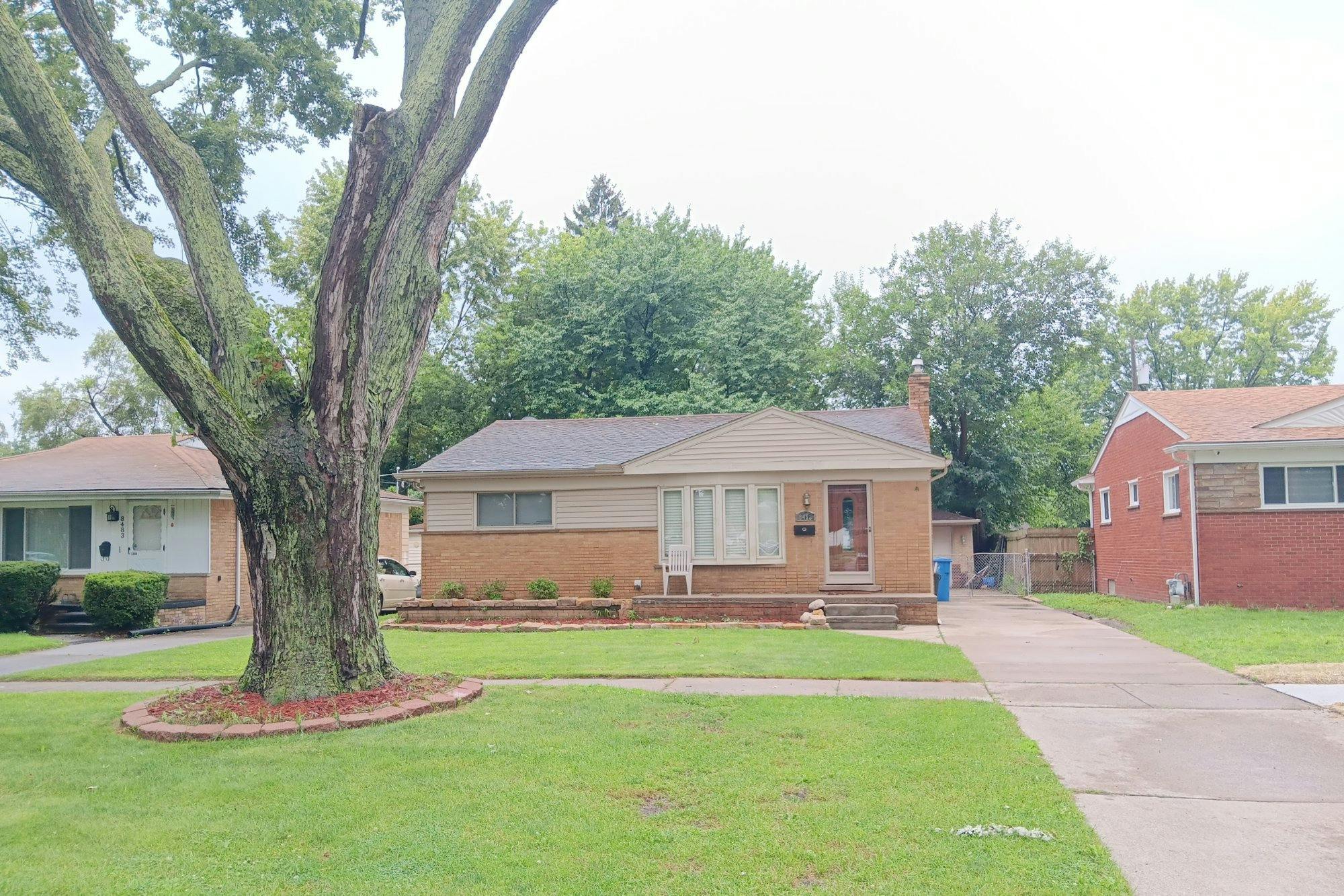 Silvery Ln, Dearborn Heights, MI 48127