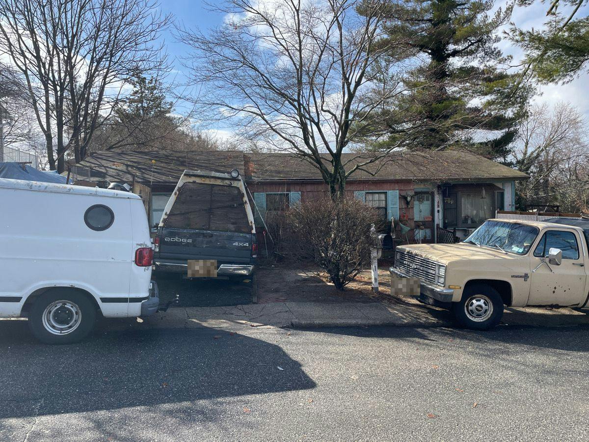 Manhattan Pl, Huntington, NY 11743
