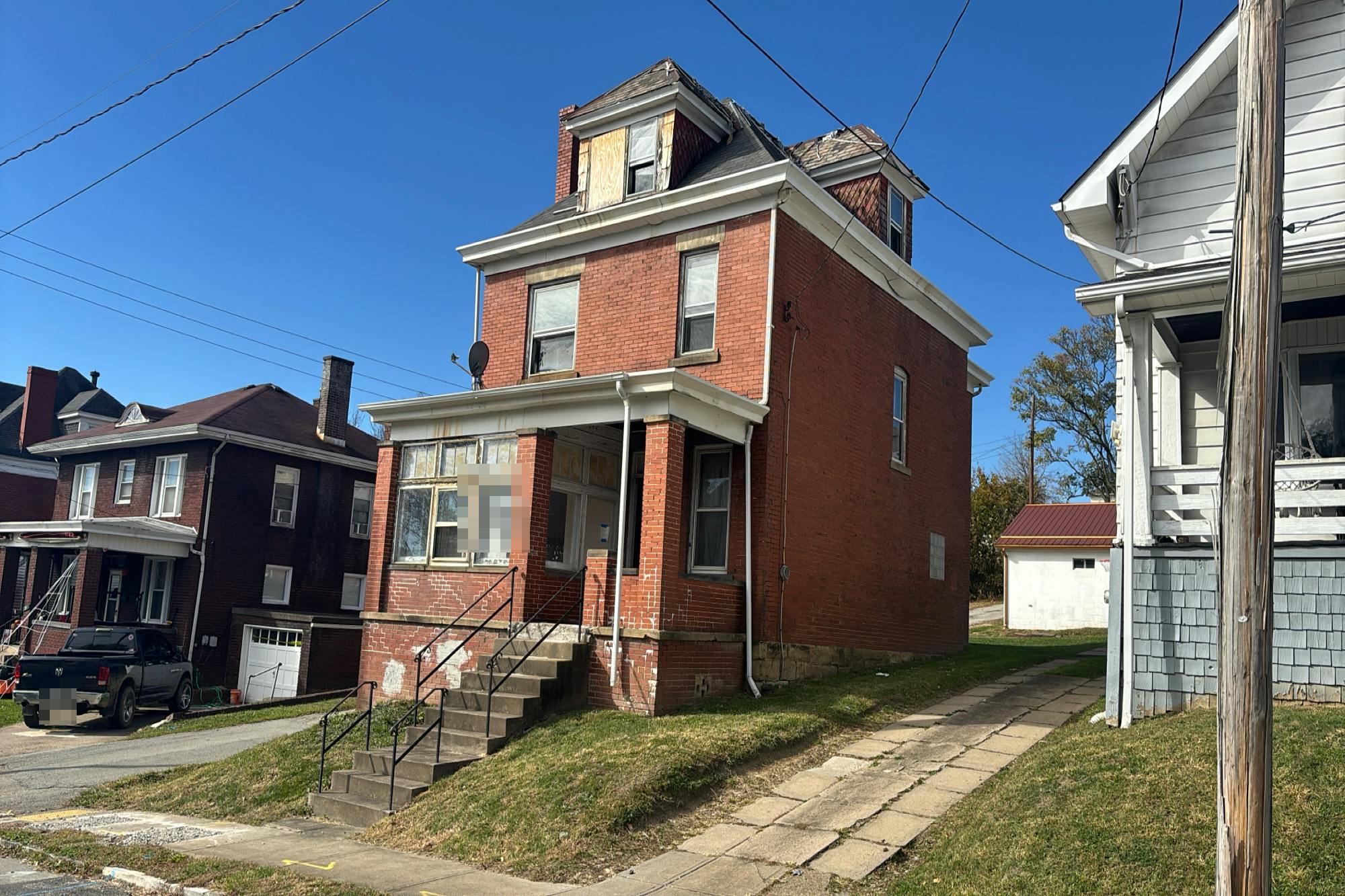 Hallam Ave, Washington, PA 15301
