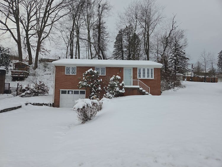 514 Newport Dr Greensburg, PA 15601, Westmoreland County