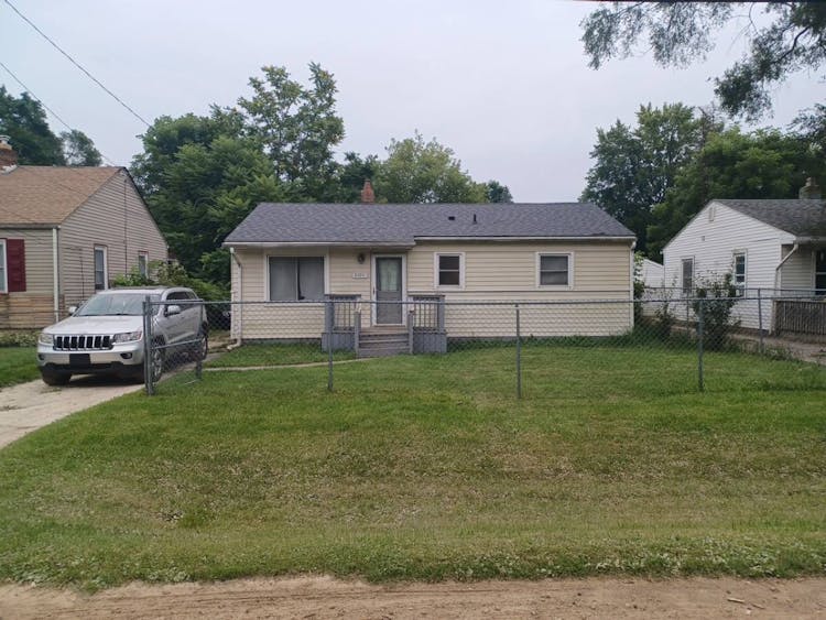 3101 W Lyndon Ave Flint, MI 48504-6850, Genesee County