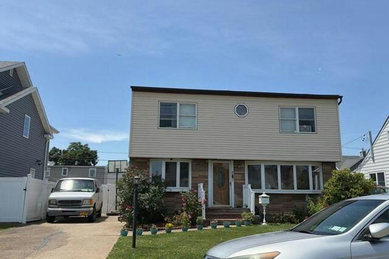 Silverdale Ln, Garland, TX 75044
