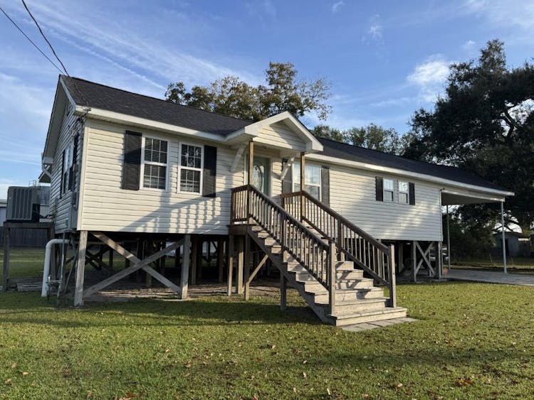 817 E Putnam St Erath, LA 70533, Vermilion County