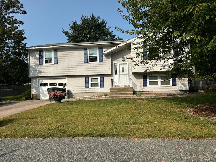 8 Centennial St Coventry, RI 02816, Kent County