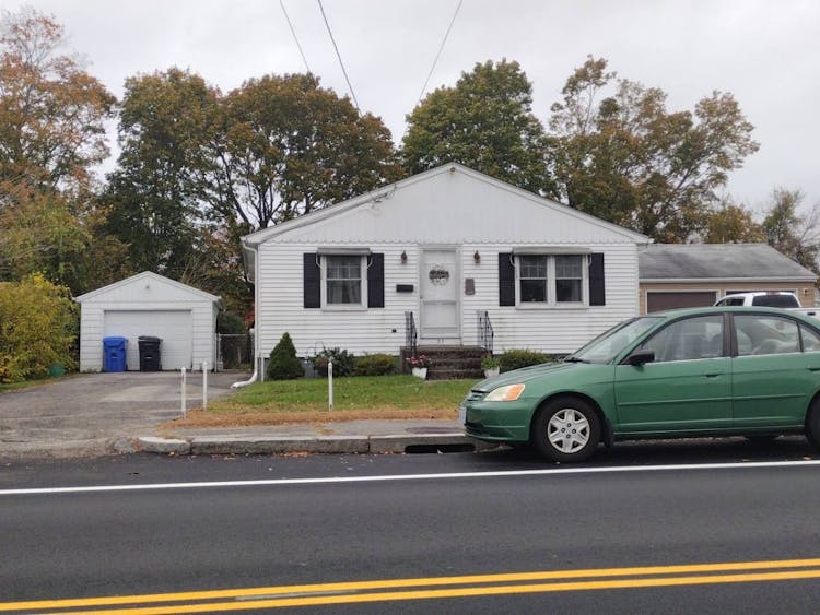 35 Wampanoag Trl Riverside, RI 02915, Providence County
