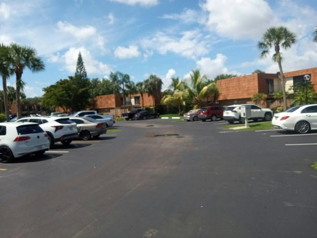 Coral Cir, North Lauderdale, FL 33068