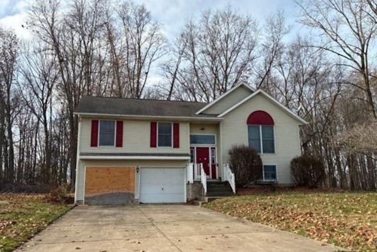 5177 Emil Dr SW Navarre, OH 44662, Stark County