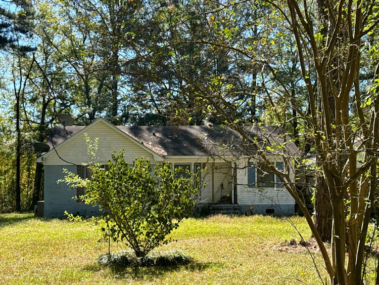 912 River Road Est Taylorsville, MS 39168, Smith County