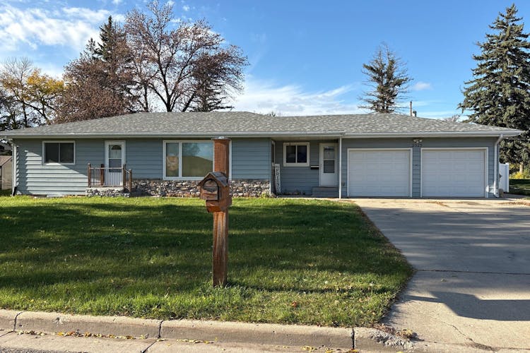 2523 El Rio Dr Minot, ND 58701, Ward County