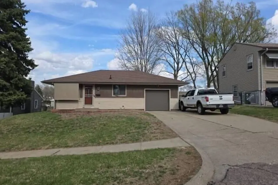 2514 S Olive St Sioux City, IA 51106, Woodbury County