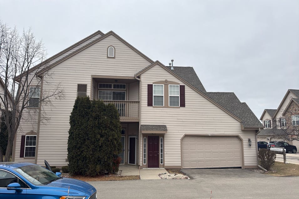 2148 W Vista Bella Dr Oak Creek, WI 53154, Milwaukee County