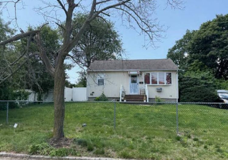 938 N Putnam Ave Lindenhurst, NY 11757, Suffolk County