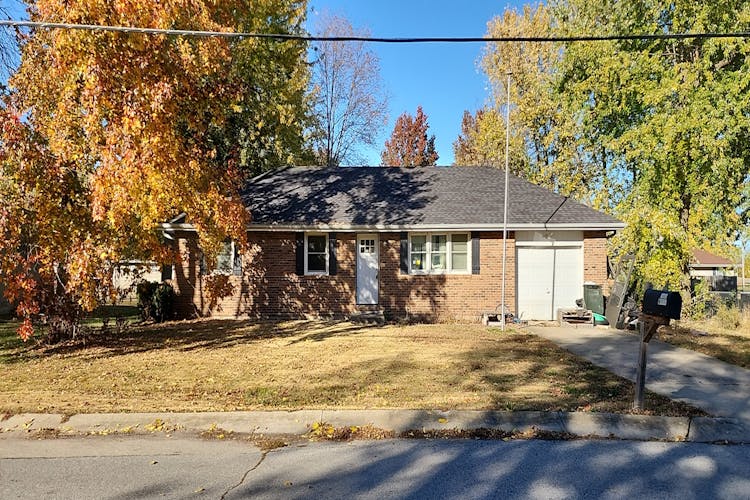 102 W 1st St Garden City, MO 64747, Cass County