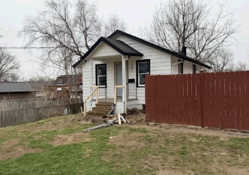 2111 37th St Des Moines, IA 50310, Polk County