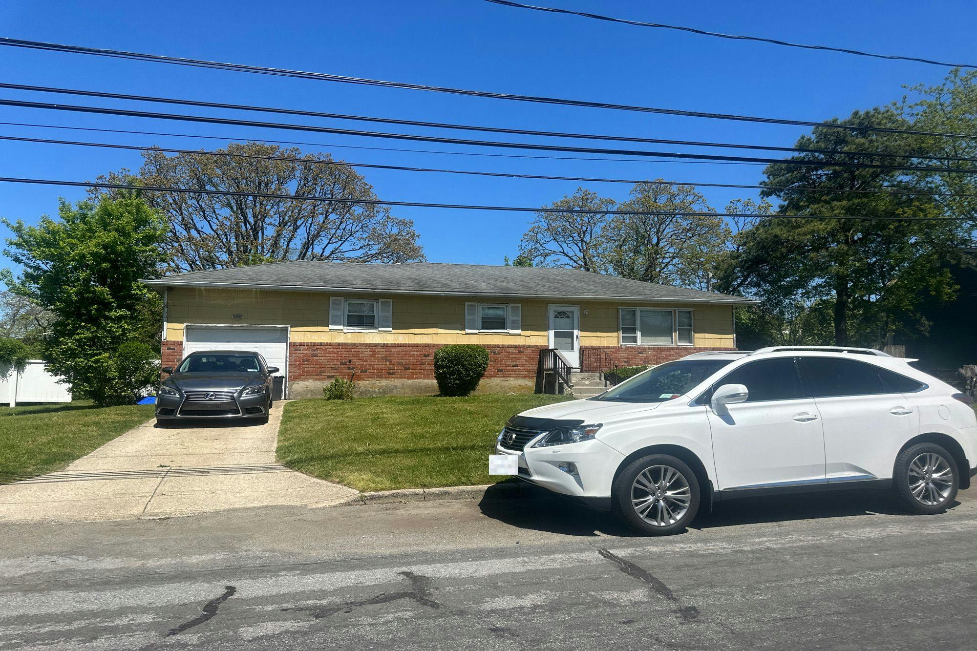 Robbins St, Lindenhurst, NY 11757
