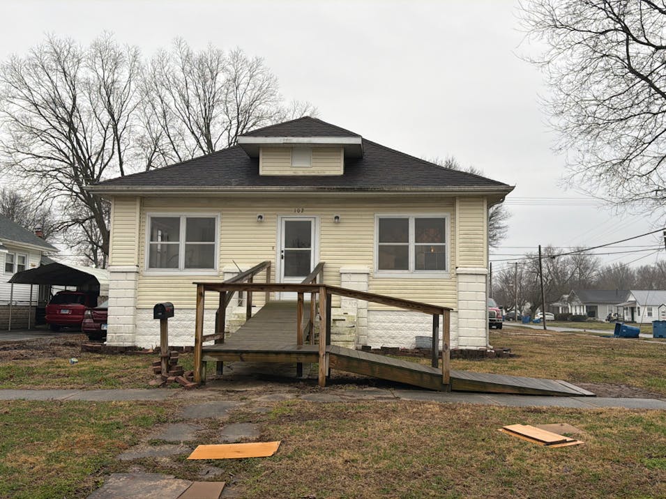 102 Flora Ave Flora, IL 62839, Clay County