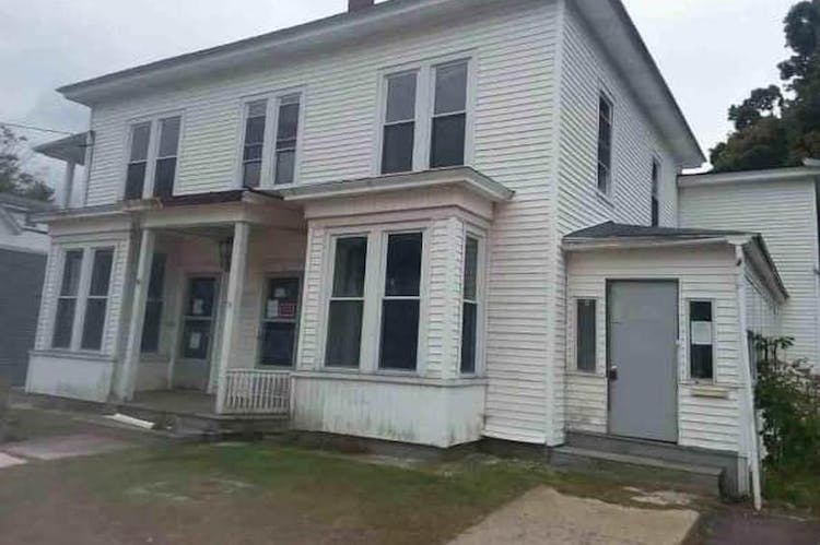 51 Pleasant St Apt 3 Springvale, ME 04083, York County