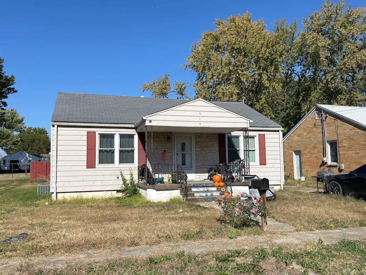 313 W Cleveland St Versailles, MO 65084, Morgan County