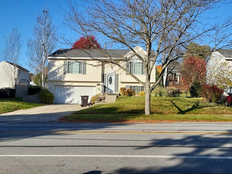 174 Oak St Rockford, MI 49341-1135, Kent County