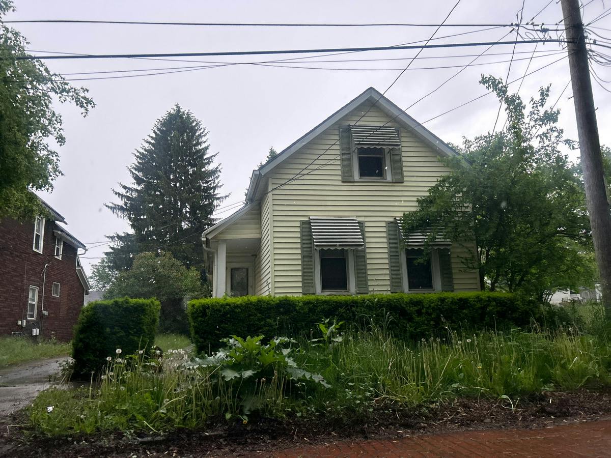 Deveny Ave, Cleveland, OH 44105
