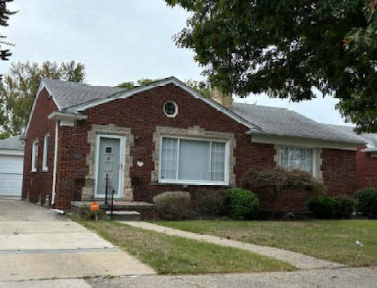 21216 Brierstone St Harper Woods, MI 48225, Wayne County