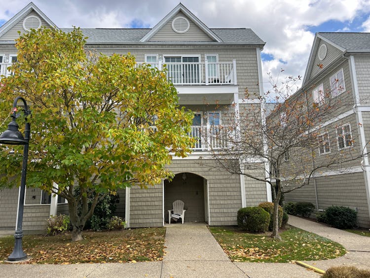 679 Metacom Avenue, Unit 65, Phase V, the Courtyard At Metacom Condominium Bristol, RI 02809, Bristol County