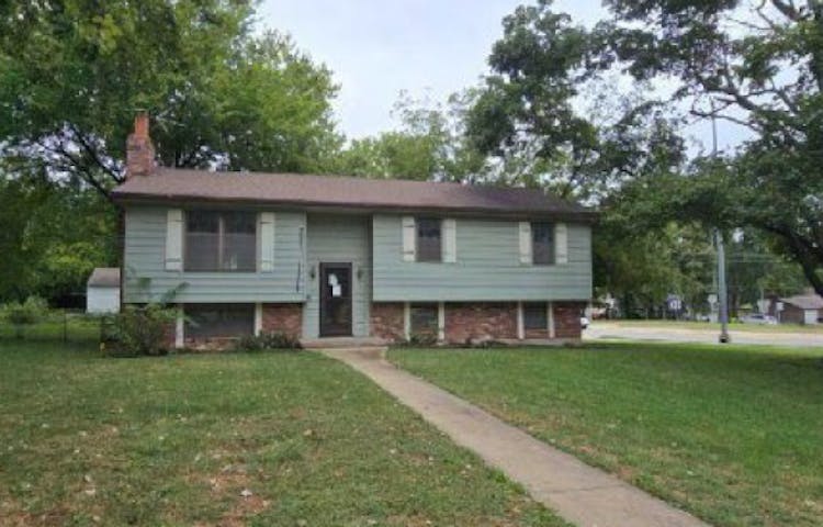 101 Manor Dr Belton, MO 64012, Cass County