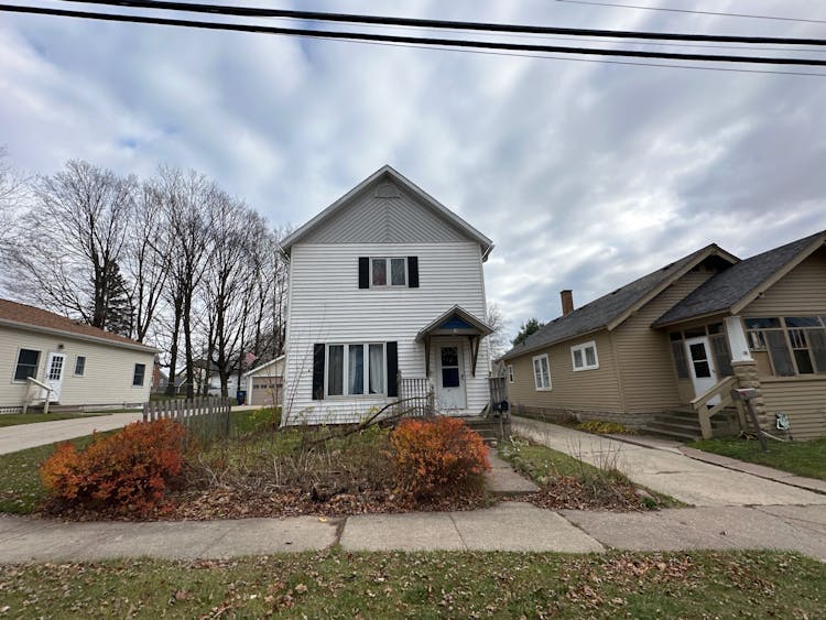 18 N Clinton Ave Clintonville, WI 54929, Waupaca County